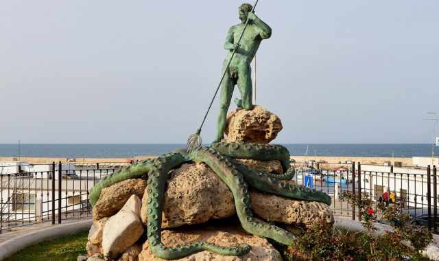 Prima distrutta poi vandalizzata e criticata: è la bistrattata "statua del Pescatore" di Torre a Mare
